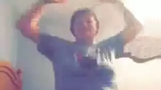 فتاة مراهقة مفلسة تُضرب بقوة