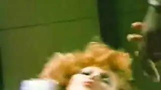 إباحية بالطراز القديم: رجل يمارس الجنس مع فتاتين في جو باريسي كلاسيكي