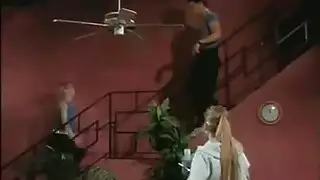 سمراء صغيرة الحجم تئن بينما تخترق الأصابع مهبلها الرطب