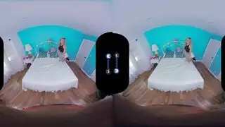 لانا رودز وهي تتبول