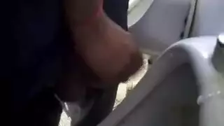 فتاة ممتلئة تتعرض لثنائي من الرجال ذوي البشرة الداكنة في متجر عام