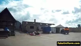 شرطي وفتيات