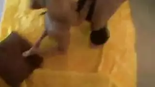 يحرك جبهة مورو الإسلامية الشقراء رائعتين ساقيها عندما يظهر شريكها قرنية ليمارس الجنس معها