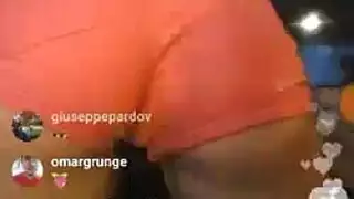 ضربة جماعية وحشية لأبيلا: كل الفتحات مُلِئَت بينما زوجها يراقب