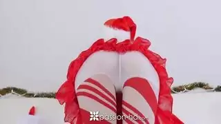 الفتاة الشقراء الصغيرة تبلع الزب السمين في كسها وفمها هديتها في سكس الكريسماس