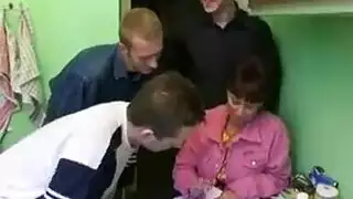 ميلف روسية ساخنة تخدم ثلاثة أعضاء صلبة على التوالي