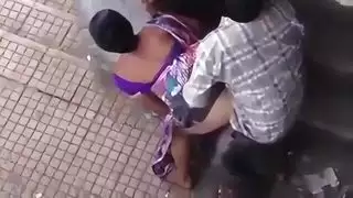 بنتان يلعبون بكس بعضهما