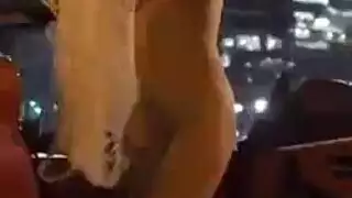 عارضة كاميرة لعوبة تلعب بملابسها الداخلية وبجسدها