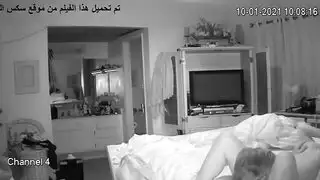 يداعب حبيبت في الفراش ليلا