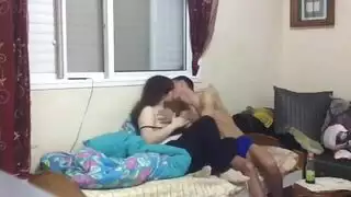 الوسيم المصري يملأ فتحاتها الضيقة في مشهد صريح إكس إكس إكس