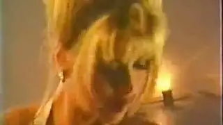 مشهد جنس جماعي لدايزي ستون الشقراء مع حزام وكعب عالٍ