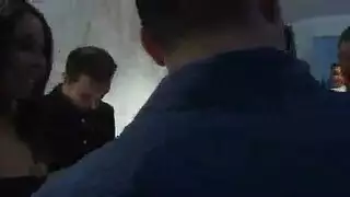 شريط إباحي في المكتب: سمراء مطيعة تُمارس معها الجنس وهي ترتدي الزي الرسمي