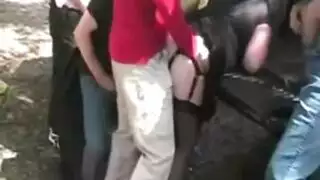 نيك سيارة علني: جنس جماعي قاس في سيارة متوقفة