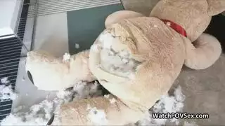 مراهقة مشاغبة تكرر علاقتها مع صديق حبيبها المفضل في شريط جنسي صريح