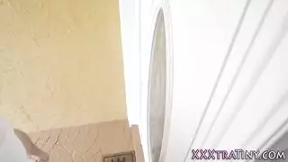 تعري مثير للأعصاب قبل ابتلاع السائل المنوي