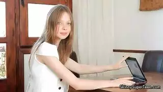 مراهقة سمراء مثلية تمارس الجنس بقوة مع أمريكية ناضجة