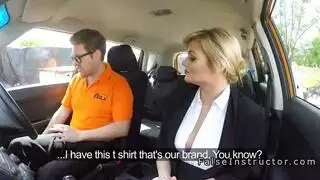 امرأة محتاجة بكعب عالي تحقق خيال نكاح مزدوج