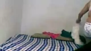 كل الفتحات مُعبأة: جنس جماعي في الشقة مع زائرة ليلية