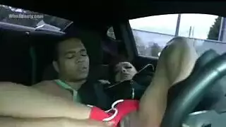 حركة سرية في السيارة – مداعبة فرجها دون علمها