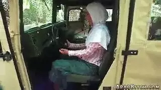 محجبة عارية تُقَفَّش وتُنكح في مشهد سيارة ساخن