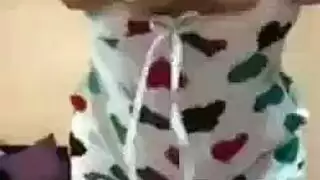 فتاة عربية تكشف عن أثدائها الطبيعية الكبيرة في عرض جنسي مباشر على الكاميرا