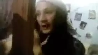 فعل إباحي متنكر: ضيف حفل زفاف يملأ فتحات مراهقة ضيقة