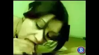 فتاة محجبة تركع على ركبتيها لأجل سكس عربي صريح