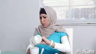 أمريكي مدرب يعلم محجبات فن المص العميق وإرضاء الزبائن