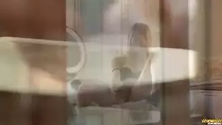 جلسة كلام فاحش: بنت وقحة تداعب كسها بينما تستثار