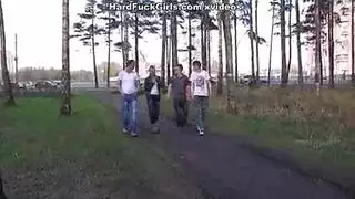 أثداء مرتدة وإيلاج مزدوج في سيارة متوقفة