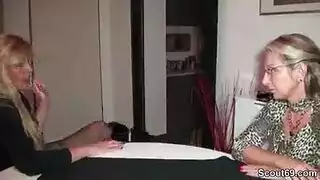 أفلام إباحية: عامل الإصلاح يضاجع فرج امرأة متزوجة على أرضية المطبخ