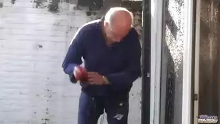 تركب زبه في نار