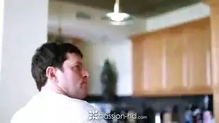 مشهد إباحي: رجل إيطالي جذاب يأخذ فتاة ماليزية إلى السرير