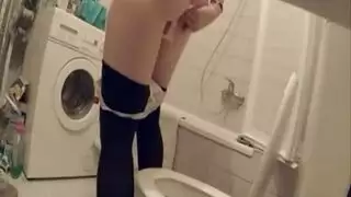 أصدقاء في أزياء يمارسون الجنس بحرية