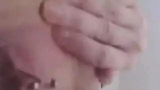 رغبات متحررة: عاهرتان تتصرفان بدائية مع حلق عميق وجنس قاسي