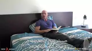 الخادمة كبيرة الصدر تمتلئ فتحاتها بقضيب جوني سينز الكبير