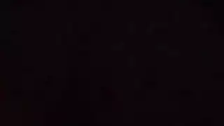 أوبري الشقراء تئن بينما الأصابع تدلك بظرها المنتفخ