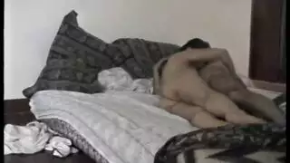 الإغاظة تتحول إلى ضرب شرجي مع صديقتها القذرة