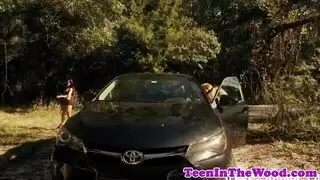 وجه الفتاة غابة