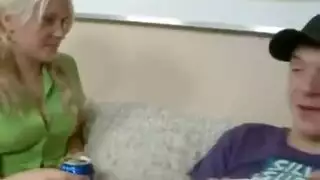 شقراء قرنية و سمراء داكنة في مشهد إباحي مثير