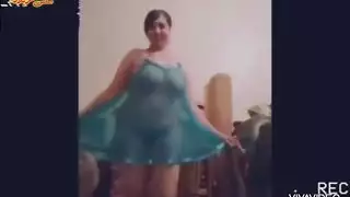 عاهرة مثارة تخلع ملابسها الداخلية الشفافة من أجلك