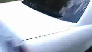 فرنسية تمص القضيب وتركب بقوة في جنس سيارة الغابة