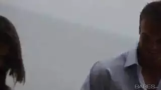 قبلات مبللة يائسة تتطور إلى حركة رومانسية صريحة وكاملة