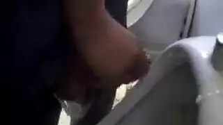 أفلام إباحية قوية أمام المتجر: بنت ممتلئة ورجلين يمارسون الجنس