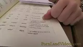 فرجها اللامع الرطب مستعد لقضيبه الضخم المتلهف