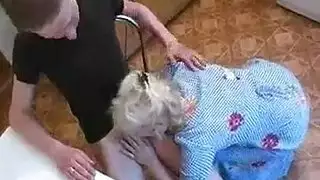 جلسة نيك مع زوجة الأب: طوم يضرب مهبلها المبلل