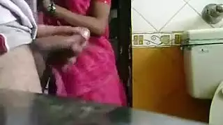 الخادمة الهندية تشاهدني أستمني وأقذف