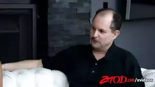 زوجة ابي القحبة تدعني انيك جسمها الممحون بينما يشاهدنا ابي