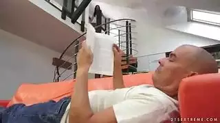 جنس فموي شغوف يؤدي إلى إيلاج عنيف وإنهاء كريمي داخلها