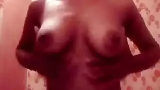 غارقة في اللعبة، تحصل على قذف على وجهها من قضيب أسود كبير